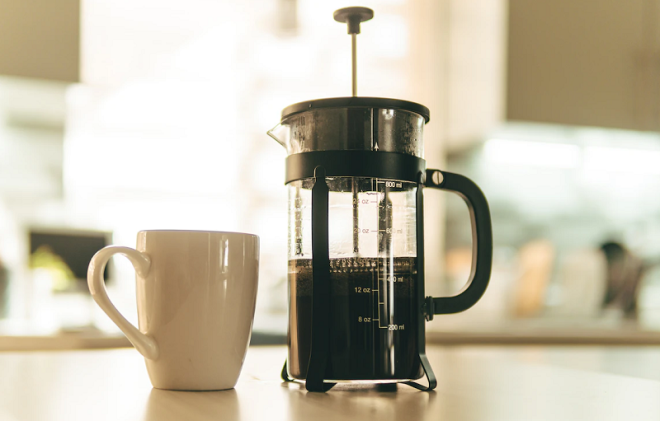 Using a french press pot to produce a cup of coffee with stable quality